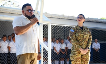 El director Edwin Joel Roque González destaca la apertura del Bachillerato Técnico Productivo en Servicios Turísticos en la isla Zacatillo, una iniciativa que amplía oportunidades educativas y laborales para las nuevas generaciones. (Cortesía: Secretaría de Prensa)