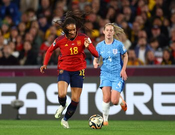 Salma Paralluelo intenta desbordar a Keira Walsh. REUTERS