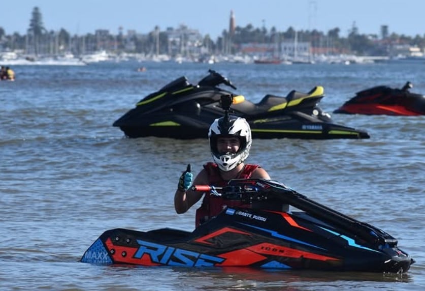 Dante junto a su moto de agua, con la que rescató a la familia