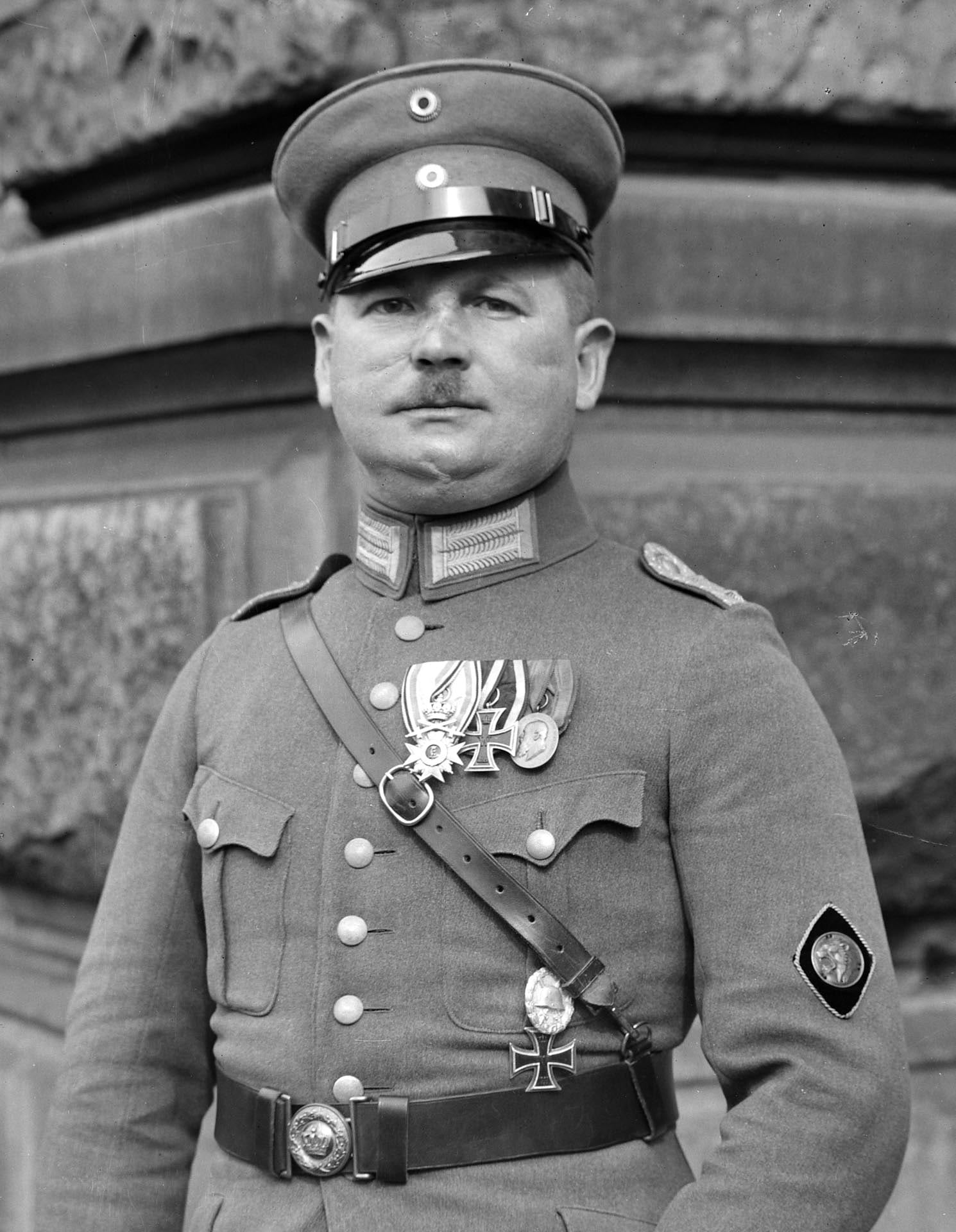 Ernst Röhm era uno de los iniciadores del Partido Nacionalsocialista Obrero Alemán (nazi) y era también amigo del führer, al punto de ser el único en su entorno que se atrevía a tutearlo. También era uno de los pocos que cuestionaba sus políticas, a las que llegó a calificar de tibias (Wikipedia)