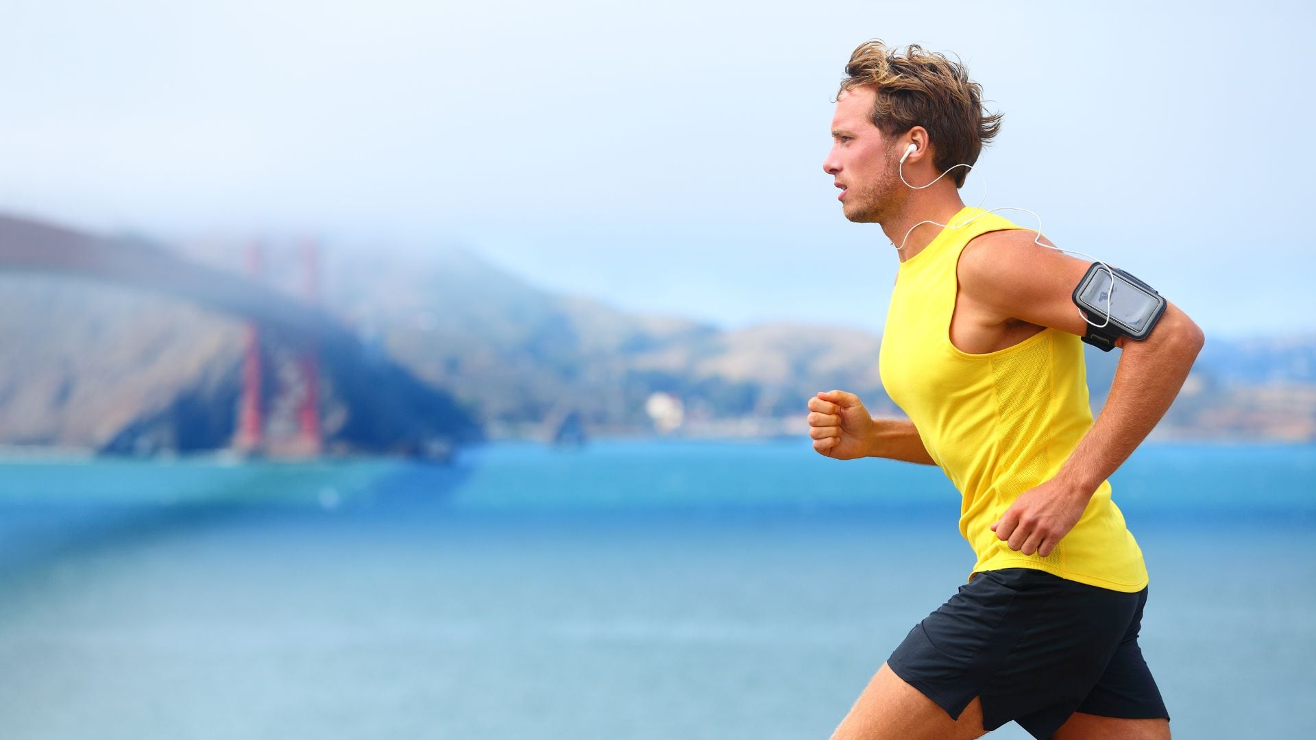 Un hombre corriendo por la playa (Canva)