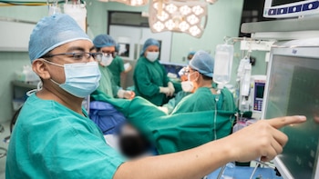 O procedimento evitou o envio de contratados para hospitais de outras regiões, o que reforça a capacidade de decisão e o atendimento oncológico especializado em Cajamarca - Créditos: Essalud.