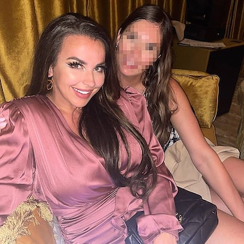 Julie Dagenais, la única mujer identificada en el caso, que está a la izquierda en la imagen, narró su experiencia, exponiendo cómo el empresario usaba regalos y dinero para atraer a jóvenes vulnerables (Facebook)