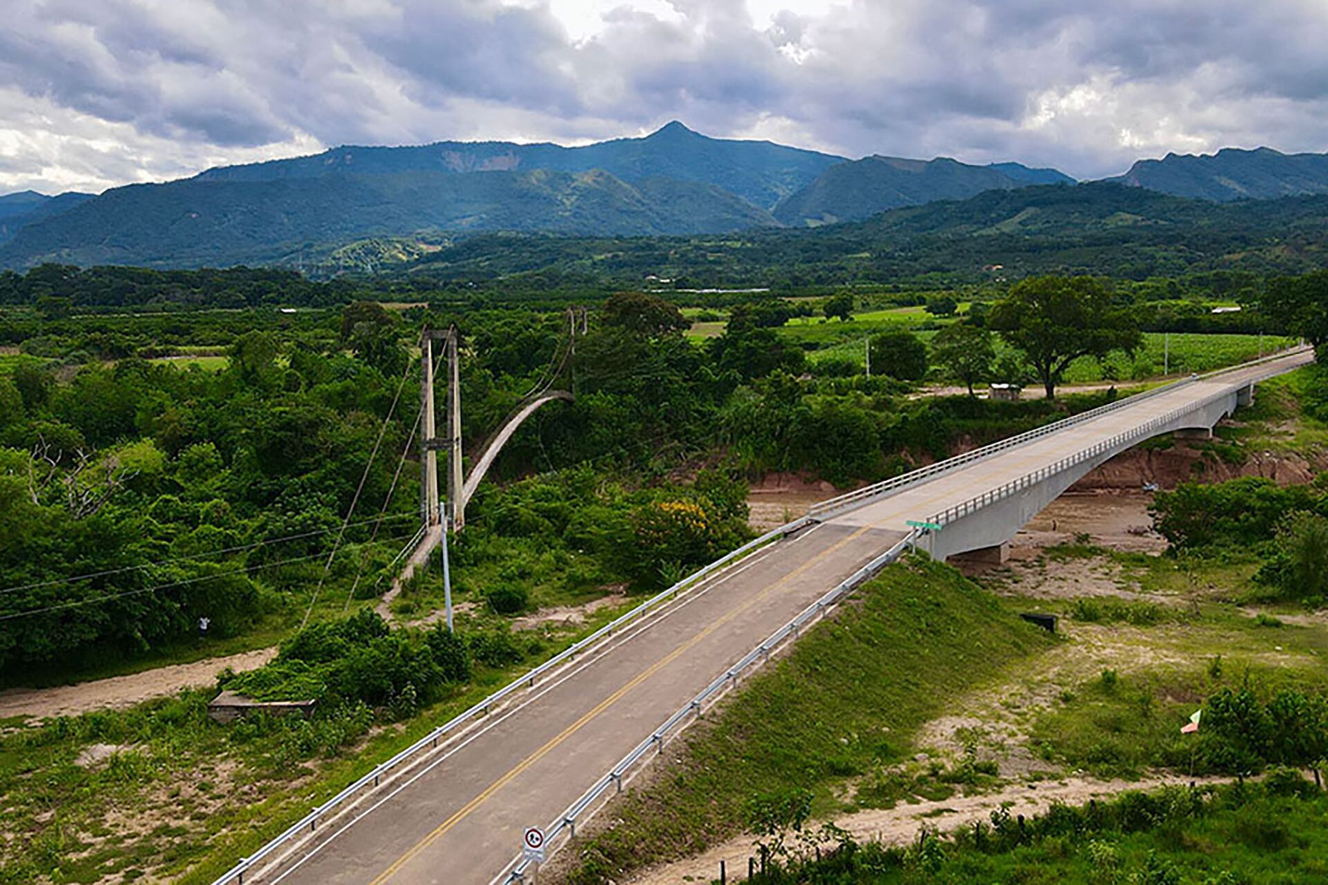 Puente construido a 15 kilómetros del predio Adán y Eva. Foto: Connectas.