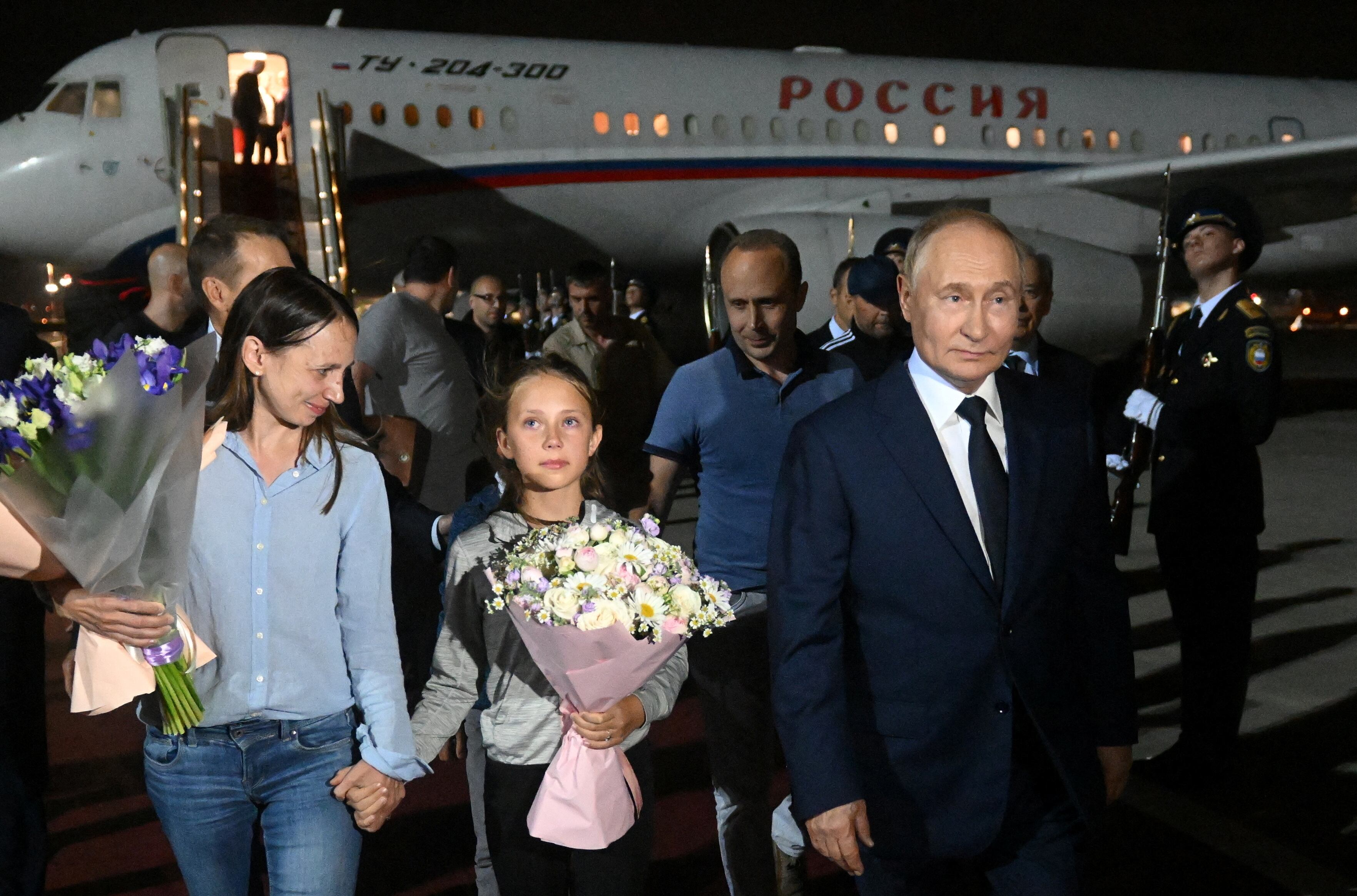 Putin escolta a Anna Dultseva, que llega de la mano de su hija de 11 años. Detrás, su esposo, Artiom Dultsev y su hijo de 9. Vivieron durante más de 10 años (foto Reuters)