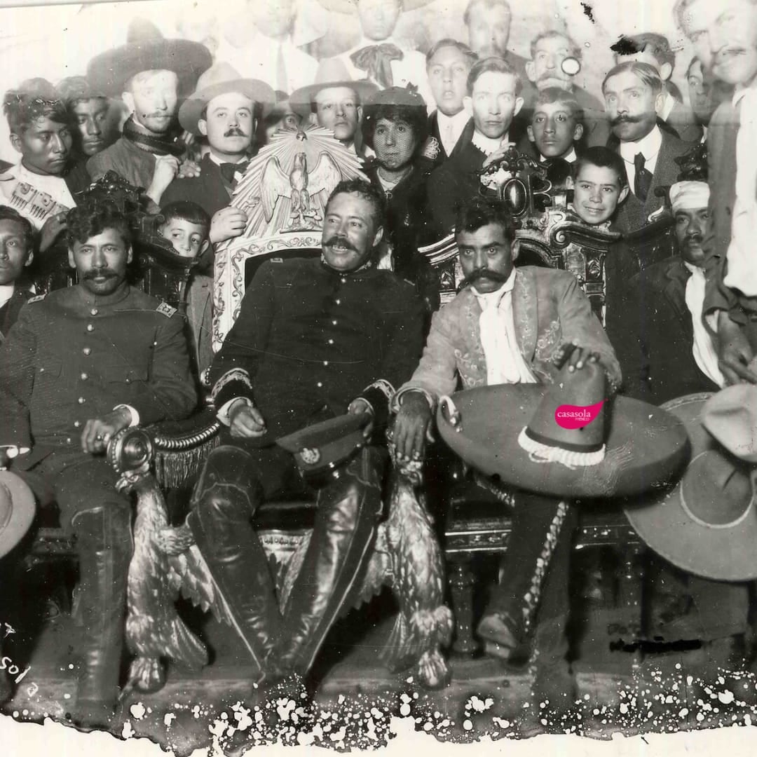 Francisco Villa ocupó el asiento ornamentado con el águila del imperio de Maximiliano en Palacio Nacional. Crédito: Archivo Casasola