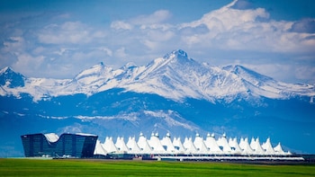 El Aeropuerto Internacional de Denver se distingue por una cubierta blanca de picos inspirada en las Montañas Rocosas y en carpas tradicionales, y figura como el más grande de Estados Unidos en esta selección (Wikimedia Commons)