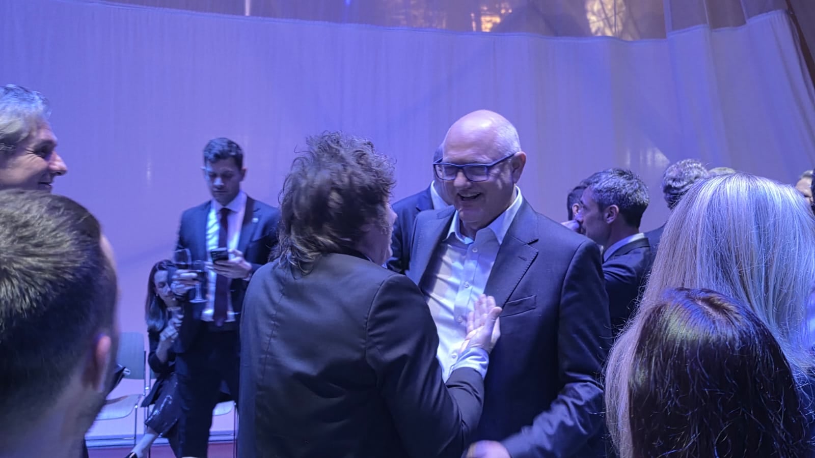 El presidente de Argentina, Javier Milei, conversa con el consultor y economista Javier Timerman durante la reunión en París.