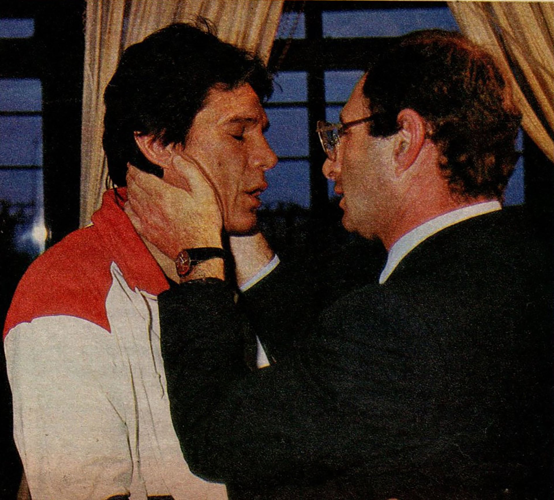 Con Carlos Monzón, de quein llegó a cubrir cada una de sus peleas por el título, además de escribir su biografía,