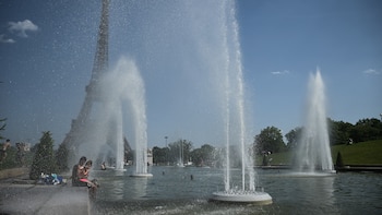 La ola de calor pone al límite a Francia y amenaza con agravar la situación este fin de semana: funerarias y hospitales colapsados