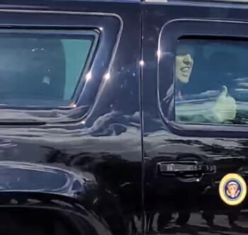 Trump saluda a sus simpatizantes