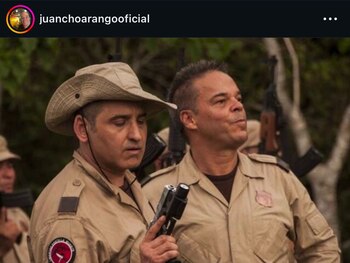 Juan Carlos Arango junto a