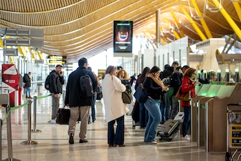 Las entradas irregulares de migrantes a Europa cayeron un 26% en 2025, según Frontex, reflejando el impacto de la vigilancia fronteriza - crédito Europa Press