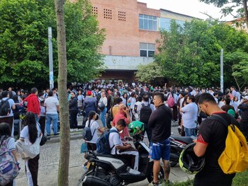 Manifestantes cuestionan la reincorporación