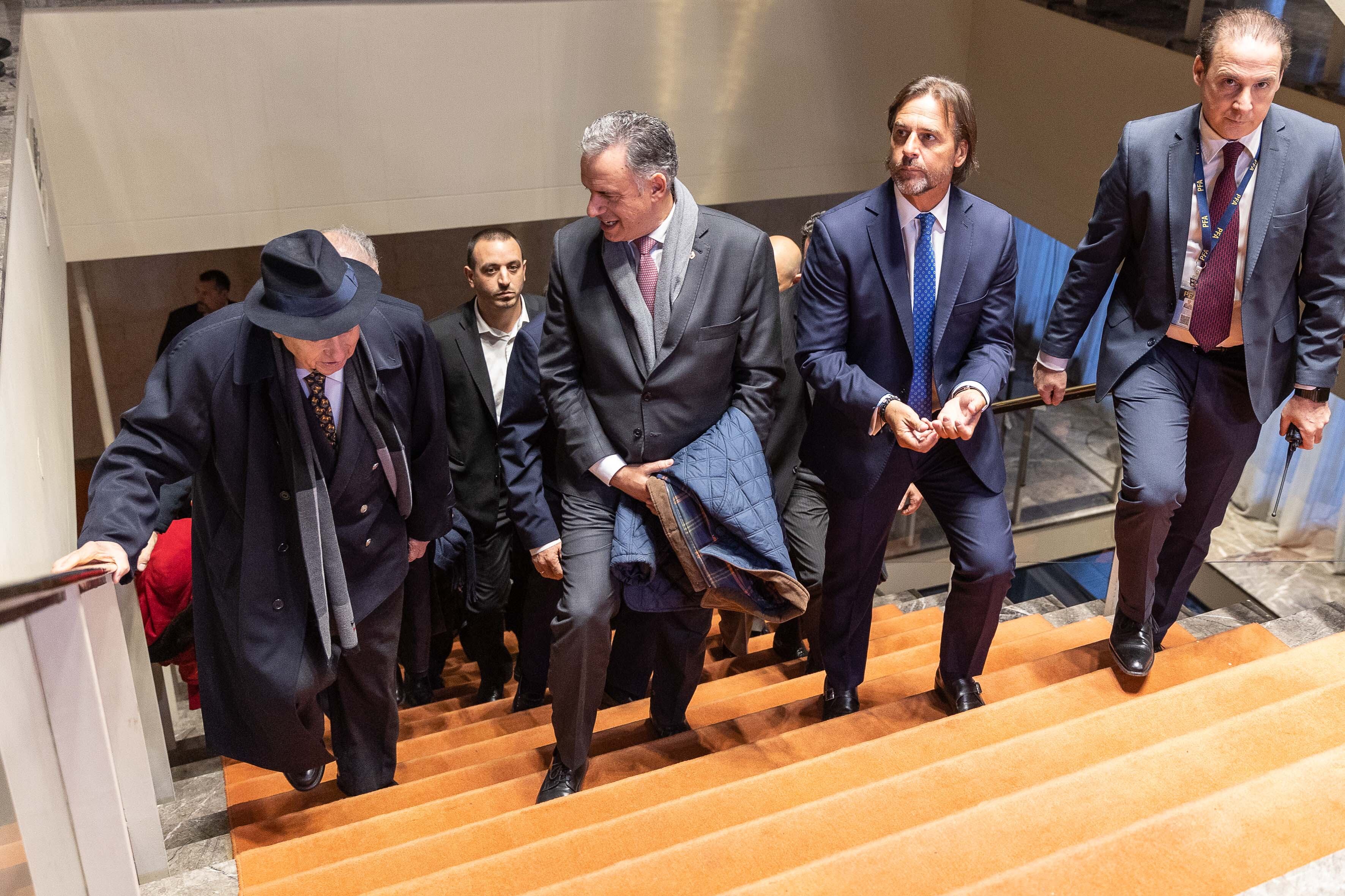 Yamandú Orsi, Luis Lacalle Pou y Julio María Sanguinetti (Camilo dos Santos/ Presidencia Uruguay)