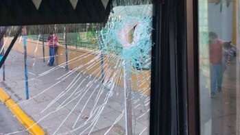 El agresor arrojó una piedra