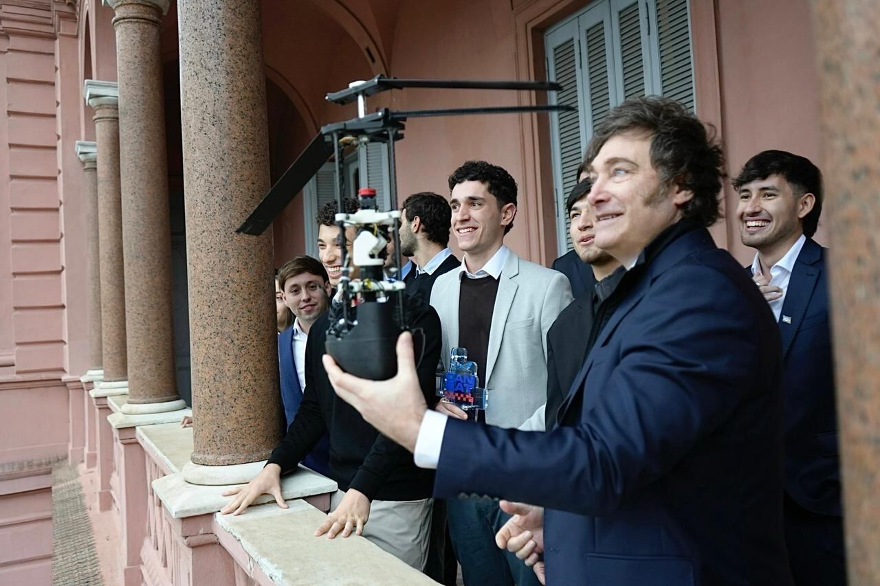 Milei probó el satélite que crearon los estudiantes (@OPRArgentina)