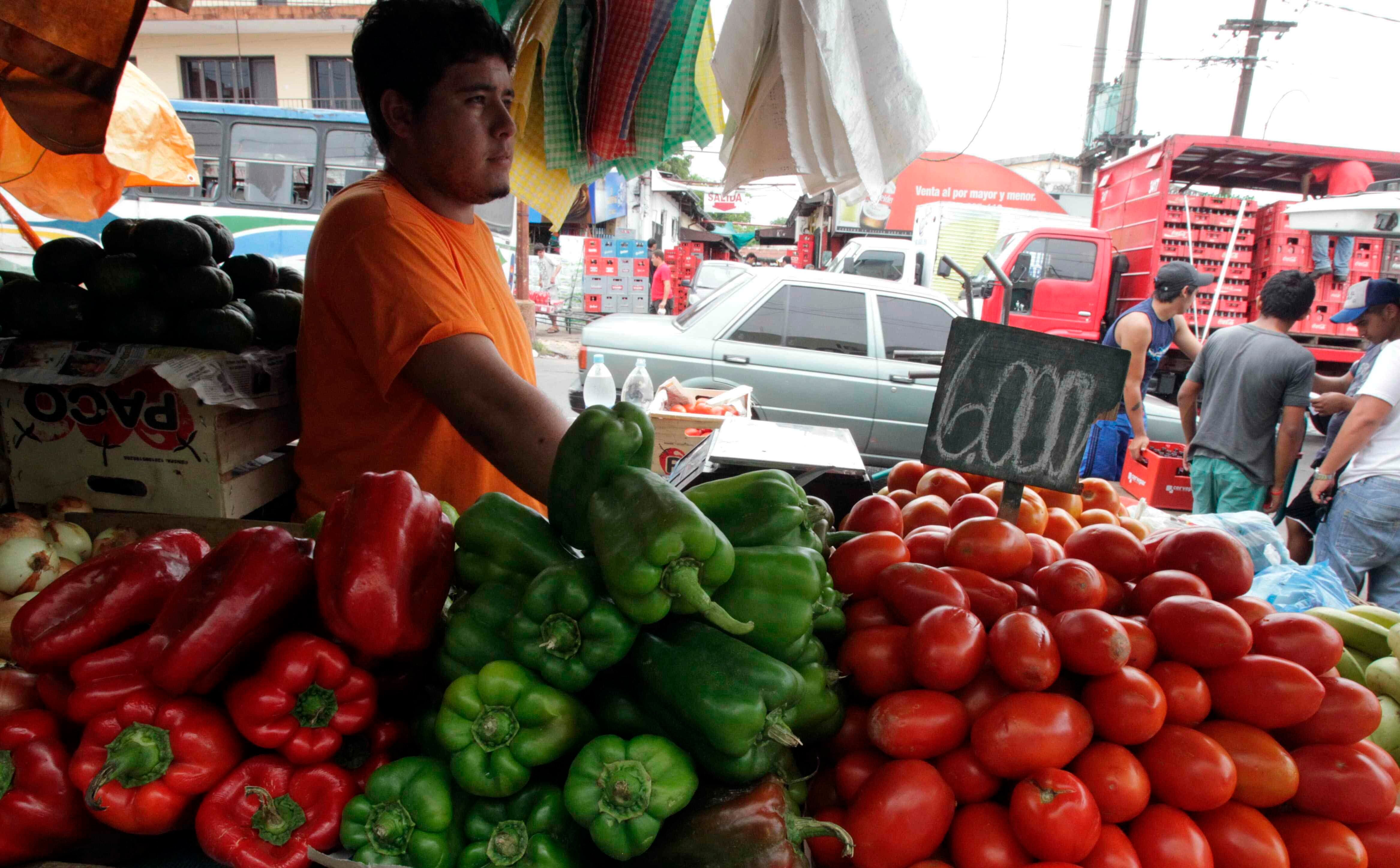 Fotografía de archivo de un hombre que permanece en un puesto de alimentos en Asunción (EFE/Andrés Cristaldo)
