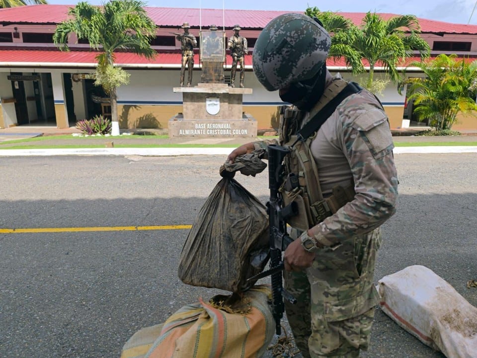 Hallan droga enterrada en una caleta en la costa caribeña de Panamá