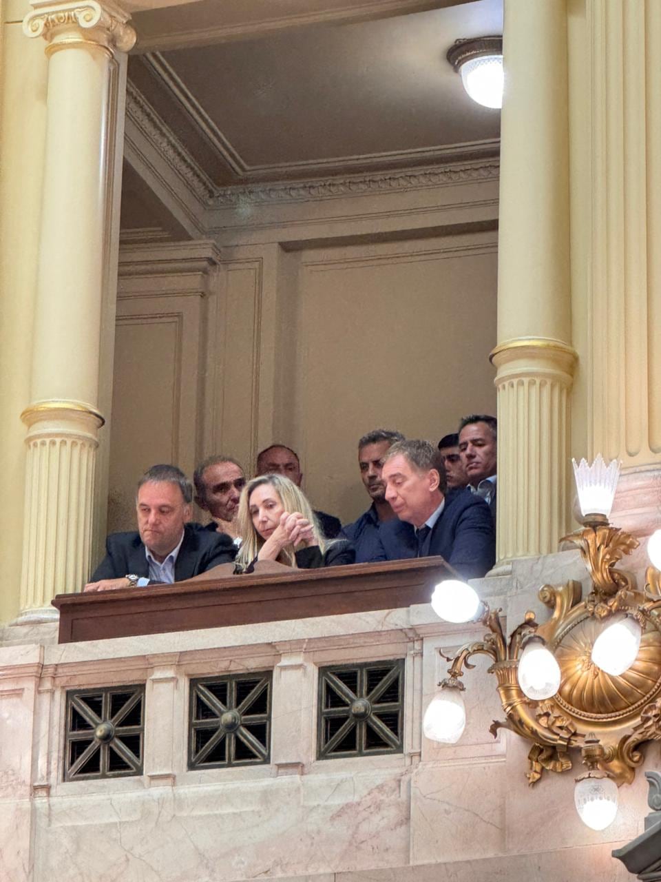 La mesa política libertaria recibió la bienvenida por parte de la titular del Senado, Victoria Villarruel (Foto: redacción Infobae)
