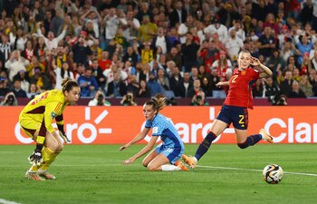 El balón se pasea por el área de España en uno de los acercamientos más claros de la selección. REUTERS