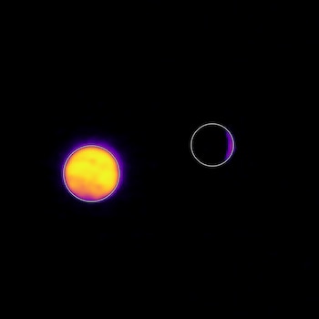 Fondo negro, un círculo grande pixelado amarillo-naranja con halo púrpura y borde blanco, y un círculo negro con borde blanco y segmento púrpura
