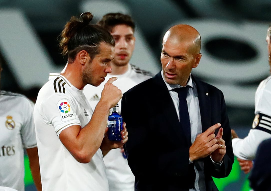 Gatreh Bale y Zinedine Zidane dialogan durante su etapa en Real Madrid (REUTERS/Susana Vera)