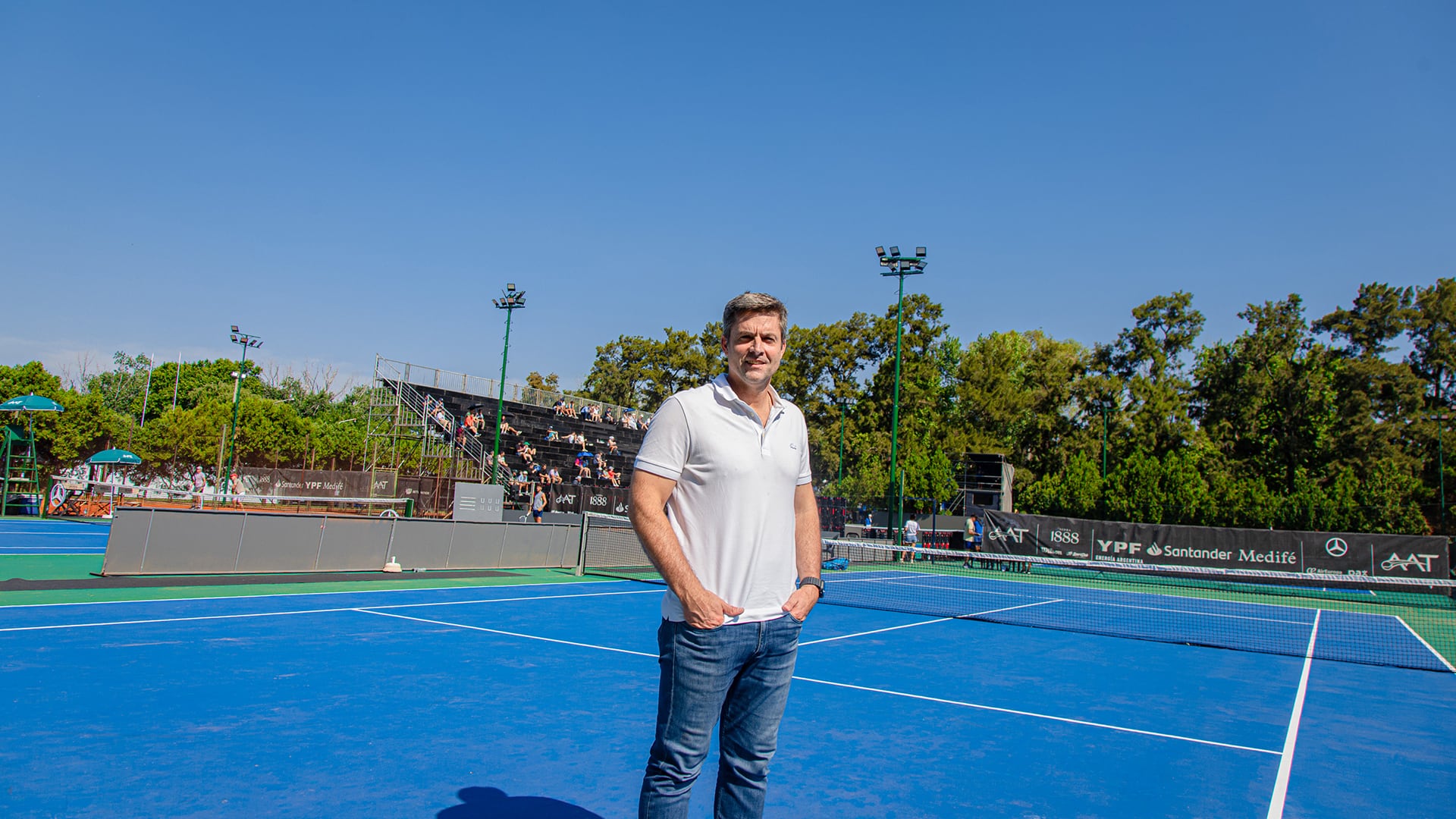 Agustín Calleri, presidente de la Asociación Argentina de Tenis, recorrió las instalaciones del Círculo de la Fuerza Aérea y siguió de cerca la jornada de Las Finales AAT (Crédito: Prensa AAT)