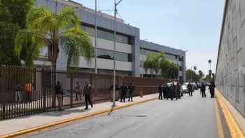Detonan artefacto explosivo y disparan a oficinas de la CFE en Durango, acusan a los Cabrera Sarabia