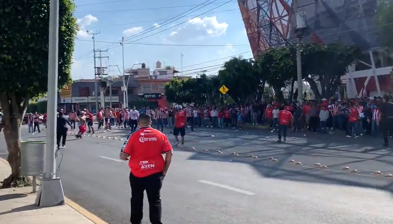 Captan pelea entre aficionados de Irapuato y Chivas (X/ @2Chivamister)