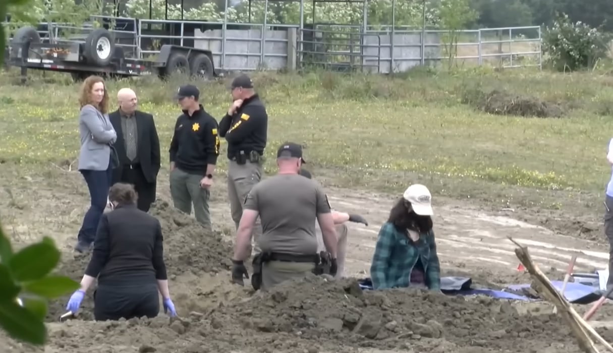 Los equipos de rescate recuperaron cuerpos de perros en diferentes estados de conservación y con múltiples indicios de muerte traumática (KRCR News Channel 7)