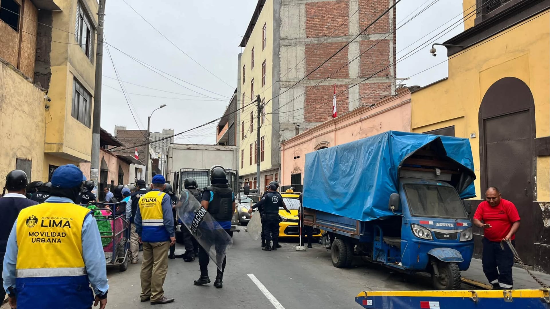 Personal de la Municipalidad de Lima realiza un operativo de fiscalización contra el alquiler informal de vehículos en el Cercado de Lima. (X/@MuniLima)