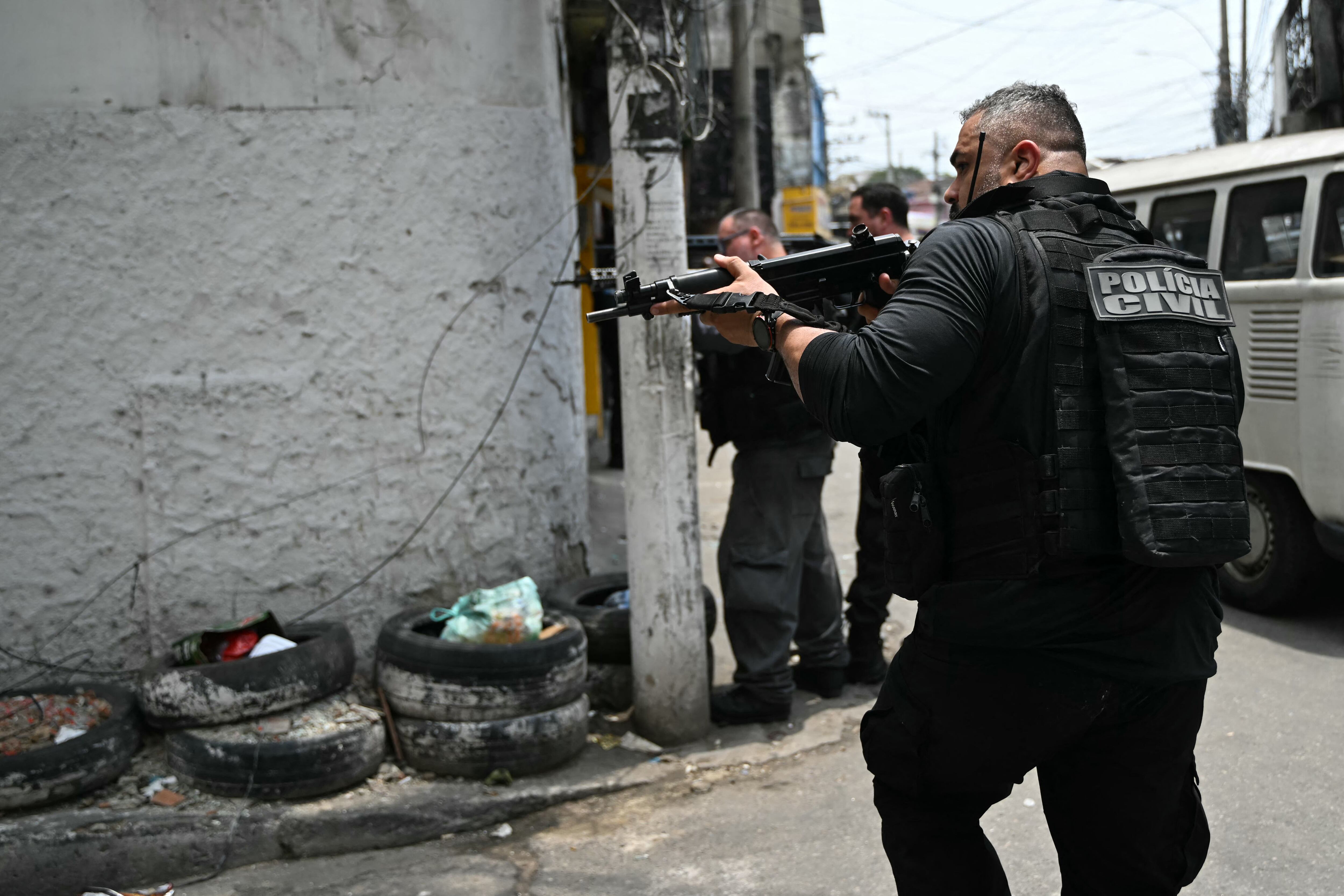 Policías durante la Operacao Contencao en la favela Vila Cruzeiro en Rio de Janeiro (Mauro Pimentel / AFP)