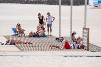 Bañistas en Playa Chica de Puerto del Rosario, a 12 de septiembre de 2026. (EFE/Carlos de Saa)