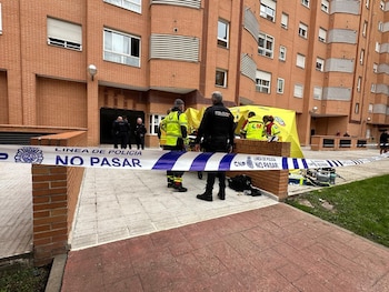 Servicios sanitarios de emergencias atieneden a una mujer de 52 años que finalmente ha fallecido por heridas de arma blanca en Carabanchel. (Emergencias Madrid)
