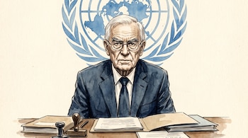 Ilustración de un hombre con anteojos y traje oscuro frente a un escritorio con documentos, con el emblema de las Naciones Unidas al fondo.