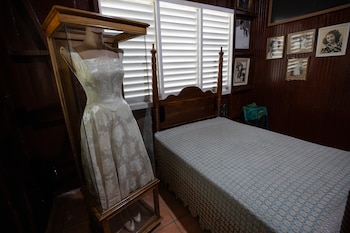 (REPÚBLICA DOMINICANA), 12/03/2026.- Fotografía que muestra un vestido de novia en la habitación de la abogada y activista Minerva Mirabal en la Casa Museo Hermanas Mirabal en Salcedo. "Si me mata, yo sacaré mis brazos de la tumba y seré más fuerte", repetía la joven abogada, activista y política dominicana Minerva Mirabal, que desafió al sanguinario dictador Rafael Trujillo (1930-1961) y de cuyo nacimiento se conmemora este jueves un siglo, convertida, junto a sus hermanas Patria y María Teresa, en un símbolo de la lucha de las mujeres en el mundo. EFE/ Orlando Barría