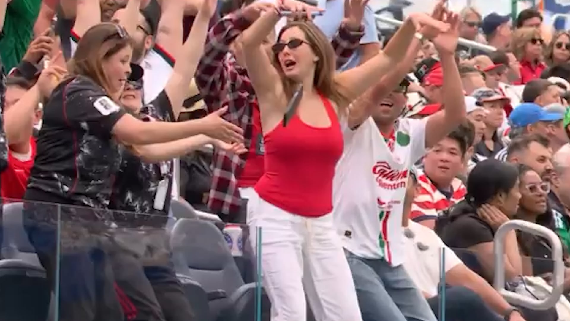 Una mujer perdió su celular durante la ola en el partido entre Sudáfrica y Canadá