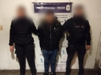 Tres personas con rostros borrosos de pie ante un cartel policial. Dos uniformados escoltan a una persona vestida de civil