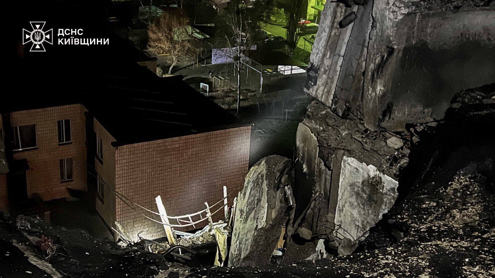 El devastador misil ruso destruyó un edificio completo en Kiev (Servicio Estatal de Emergencias de Ucrania/Facebook)