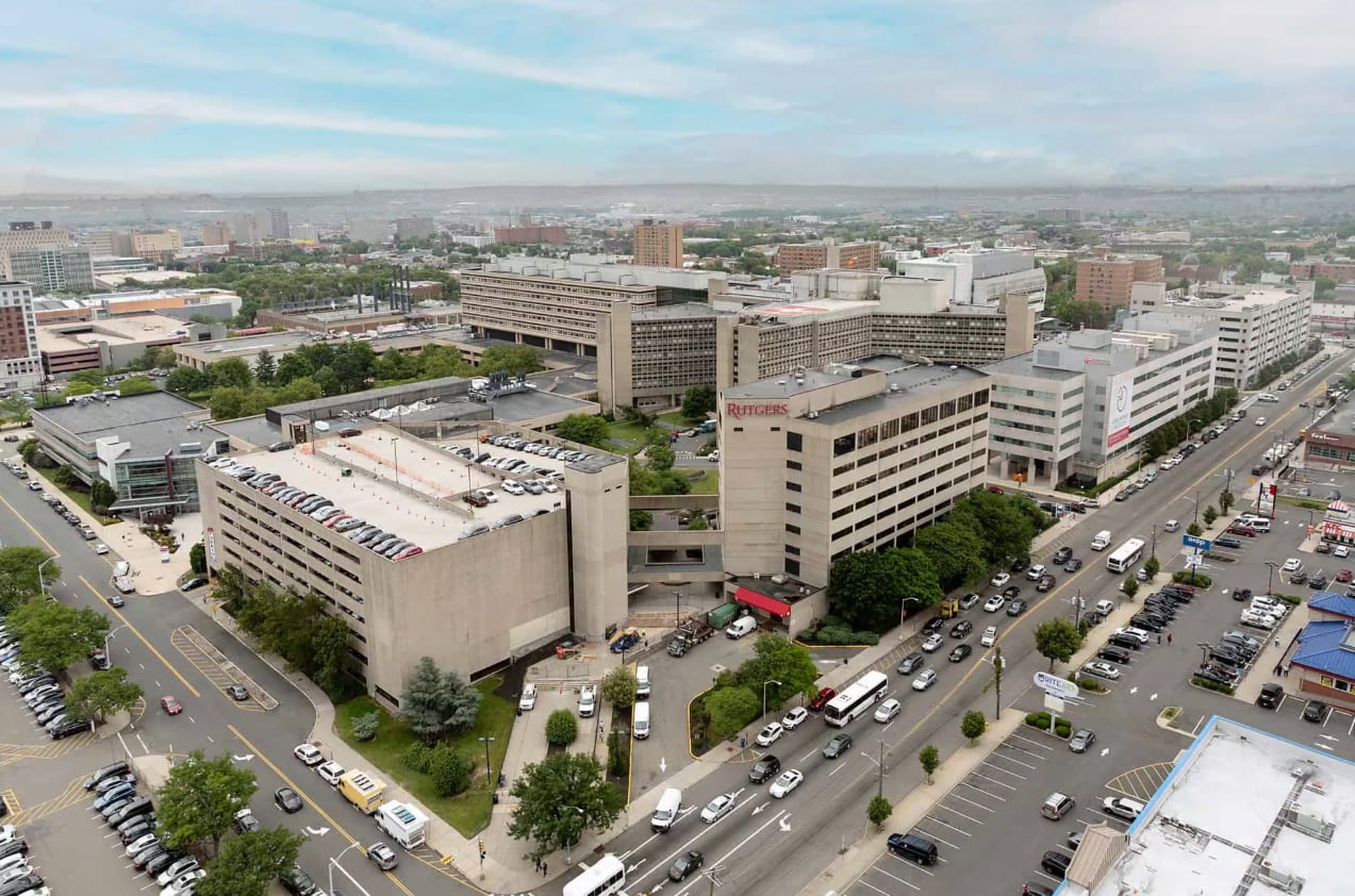 Ambas mujeres fueron trasladadas de urgencia al hospital, donde se confirmó su fallecimiento poco después del ingreso (University Hospital Newark)