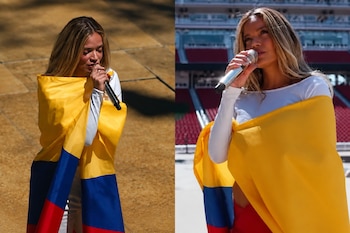 Dos tomas de la cantante Karol G sosteniendo un micrófono mientras lleva la bandera de Colombia sobre el cuerpo.