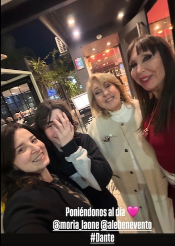 La noche terminó en un restaurante italiano: Moria Casán, Georgina Barbarossa, Ale Benevento —representante de la conductora— y Dante Della Paolera, nieto de La One, pusieron el broche de oro a un reencuentro que ya es historia del espectáculo argentino