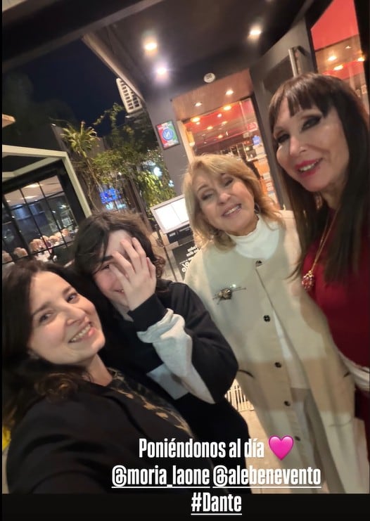 La noche terminó en un restaurante italiano: Moria Casán, Georgina Barbarossa, Ale Benevento —representante de la conductora— y Dante Della Paolera, nieto de La One, pusieron el broche de oro a un reencuentro que ya es historia del espectáculo argentino