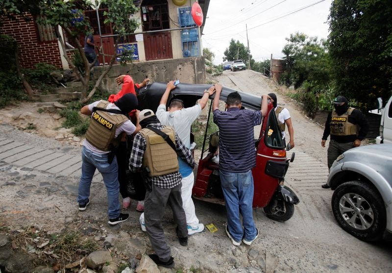 Sectores jurídicos y defensores de derechos humanos demandan controles judiciales para evitar excesos en el uso de las nuevas facultades investigativas FOTO DE ARCHIVO: REUTERS/Fredy Rodriguez