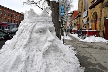 Detalle del rostro coronado de