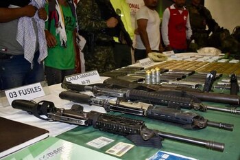 También fueron encontrados tres fusiles,