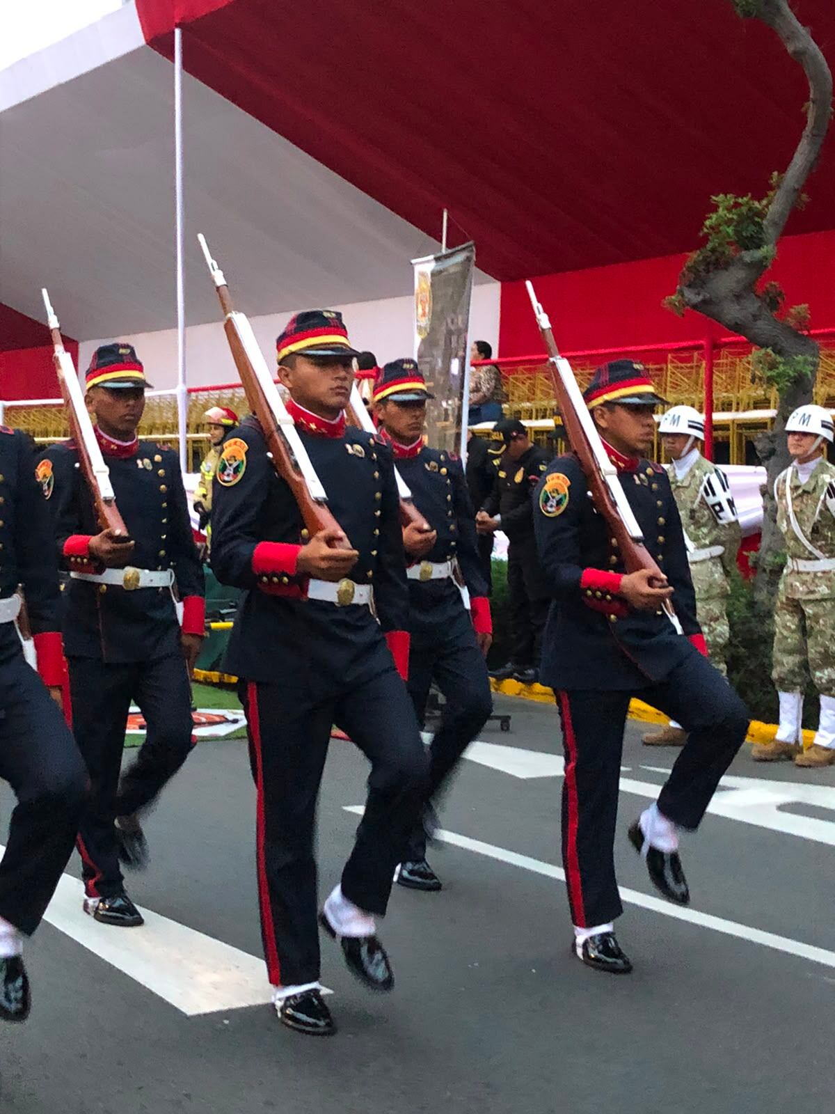 Diversos escuadrones se alistan para el inicio del Desfile y Parada Militar 2026 en la av. Brasil. Infobae Perú