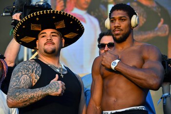Anthony Joshua fue efectivo en el 26% de sus golpes en su primer combate ante Andy Ruiz Jr. (Foto: AFP)