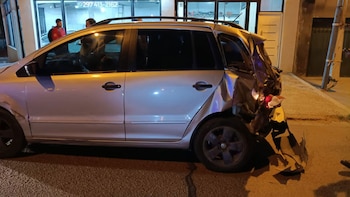 Dejó su camioneta de alta gama en una cochera, el sereno la usó para dar una vuelta y la destrozó en un choque con una familia